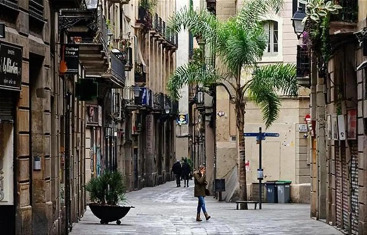 Top Barcelona Low Cost Studios Apartment
